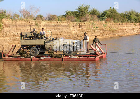 Auto-traversata in traghetto del Fiume Luangwa, Zambia, Sud Luangwa National Park Foto Stock