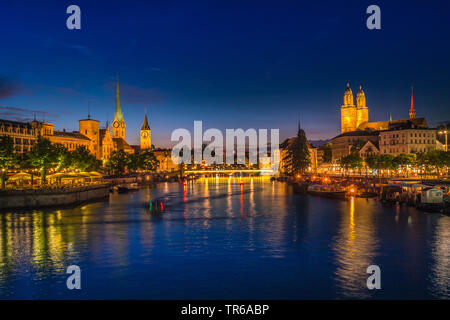 Zurigo durante la notte con le chiese Frauenmunster, Grossmunster e San Pietro, Svizzera, Zurigo Foto Stock