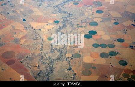 Vista aerea di Karoo semidesert con Vaall fiume e terreni irrigui, Sud Africa Foto Stock