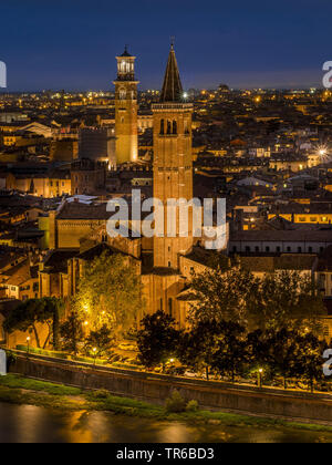 Verona con la chiesa di Sant'Anastasia e Torre dei Lamberti by night, Italia, Veneto, Verona Foto Stock