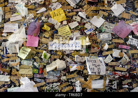 Le note con i miei migliori auguri alla Casa di Giulietta nella città vecchia, Italia, Veneto, Verona Foto Stock