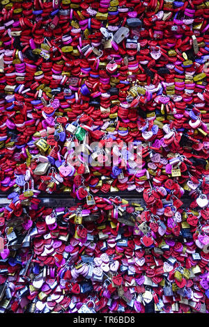 Un sacco di amore si blocca a casa di Giulietta nella città vecchia di Verona, Italia, Veneto, Verona Foto Stock