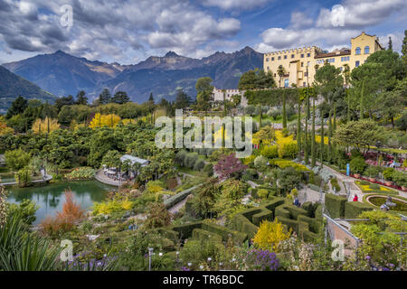 Giardini botanici con vista del Castello di Trauttmansdorff, Italia, Alto Adige, Merano Foto Stock