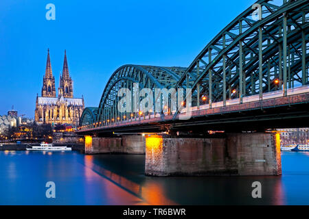 La cattedrale di Colonia e il ponte di Hohenzollern in serata, in Germania, in Renania settentrionale-Vestfalia, Basso Reno, Colonia Foto Stock