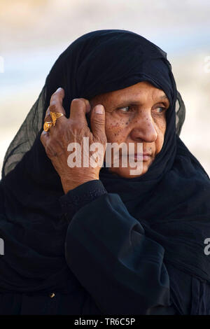 Ritratto di un'anziana donna egiziana, Egitto, Kom Ombo Foto Stock