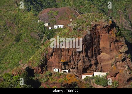 Macizo de Anaga mountain range con cave houses, Isole Canarie, Tenerife Foto Stock