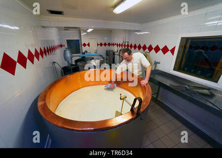 Produzione di formaggi in Val d'Isere ski, Francia, Tarentaise Foto Stock