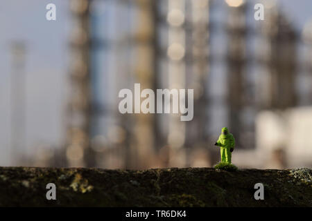 Modellino ferroviario figure con hazmat suit davanti a una raffineria, in Germania, in Renania settentrionale-Vestfalia, la zona della Ruhr Foto Stock