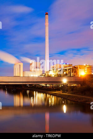 Rhine-Herne Canal in serata con il disco centrale a carbone; power station Baukau, in Germania, in Renania settentrionale-Vestfalia, la zona della Ruhr, Herne Foto Stock