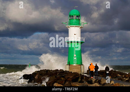 Faro sul molo Ovest in acque tempestose, Germania, Meclemburgo-Pomerania, Rostock Foto Stock