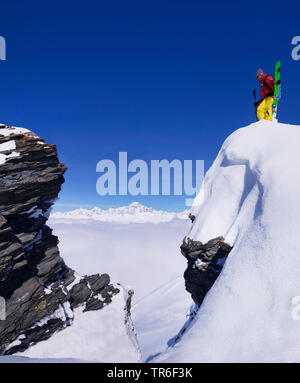 Sciatore sulla parte superiore del resort sciistico di Sainte-Foy-Tarentaise, sullo sfondo il Mont Blanc, Francia, Savoie, Sainte-Foy-Tarentaise Foto Stock