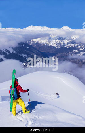 Sciatore sulla parte superiore del resort sciistico di Sainte-Foy-Tarentaise, Francia, Savoie, Sainte-Foy-Tarentaise Foto Stock