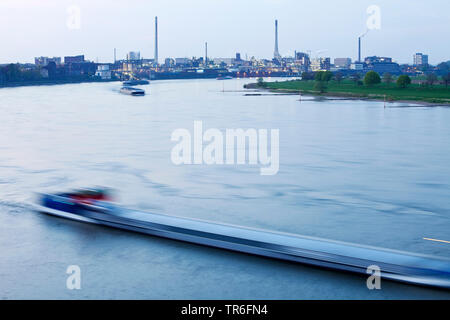 Navigazione sul fiume Reno e Chempark in Uerdingen in Twilight, in Germania, in Renania settentrionale-Vestfalia, Basso Reno, Krefeld Foto Stock