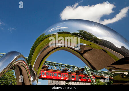 Wuppertaler Schwebebahn con artwork I'm Alive, in Germania, in Renania settentrionale-Vestfalia, Bergisches Land, Wuppertal Foto Stock