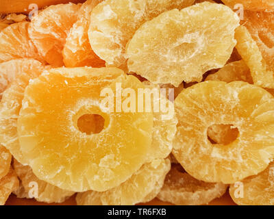 Ananas (Ananas comosus, Ananas sativus), canditi di ananas le fette su un mercato stand, Isole Baleari Spagna, Maiorca Foto Stock