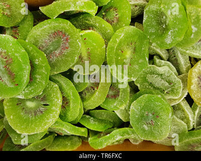 Il kiwi, uva spina cinese (Actinidia deliciosa), canditi di kiwi le fette su un mercato stand, Isole Baleari Spagna, Maiorca Foto Stock