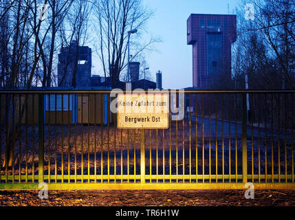 Nessun ingresso di Ost colliery in corrispondenza della riga nella parte anteriore della testa di martello tower, Heinrich Robert colliery, in Germania, in Renania settentrionale-Vestfalia, la zona della Ruhr, Hamm Foto Stock