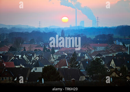 Zona residenziale e di Bergkamen power station al tramonto, in Germania, in Renania settentrionale-Vestfalia, la zona della Ruhr, Hamm Foto Stock