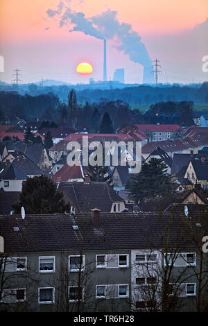 Zona residenziale e di Bergkamen power station al tramonto, in Germania, in Renania settentrionale-Vestfalia, la zona della Ruhr, Hamm Foto Stock