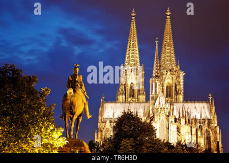 Il Kaiser Guglielmo II monumento e la Cattedrale di Colonia di sera , in Germania, in Renania settentrionale-Vestfalia, Colonia Foto Stock