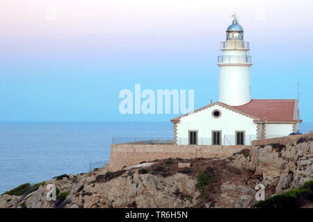 Faro lontano de Capdepera in Cala Ratjada in serata, Isole Baleari Spagna, Maiorca, Cala Ratjada Foto Stock