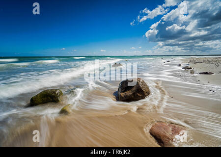 Onde di frenatura sul Mar Baltico con blocchi irregolari, Germania, Meclemburgo-Pomerania, Darsser Weststrand Foto Stock