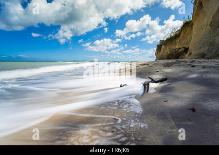 Onde di frenatura sul Mar Baltico con blocchi irregolari, Germania, Meclemburgo-Pomerania, Darsser Weststrand Foto Stock