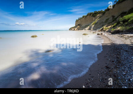 Onde di frenatura sul Mar Baltico con blocchi irregolari, Germania, Meclemburgo-Pomerania, Darsser Weststrand Foto Stock