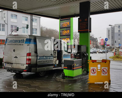 Danneggiato da benzina a pompa in una stazione di gas viene riparato, Germania Foto Stock