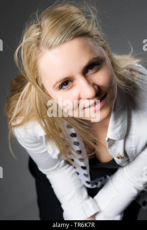 Giovane donna bionda, ritratto Foto Stock
