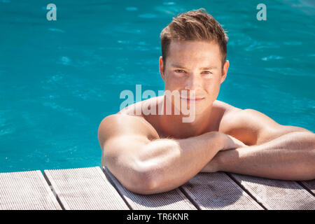 Bionda e giovane uomo in una piscina, Germania Foto Stock
