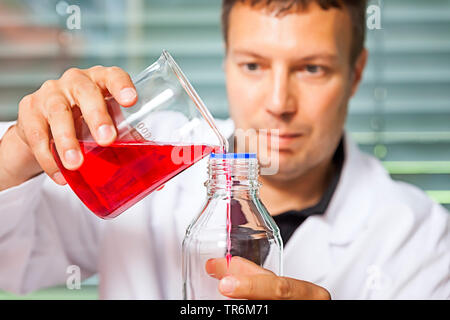 Laboratorio chimico assistant sul lavoro, Germania Foto Stock