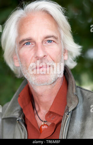 Uomo anziano con il grigio capelli lunghi e giacca di pelle, Germania Foto Stock