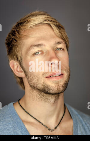 Ritratto di un giovane uomo attraente, Germania Foto Stock
