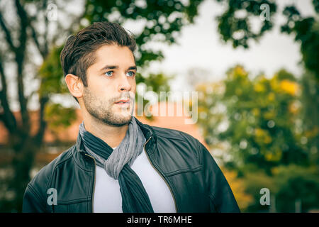 Giovane uomo attraente in natura, Germania Foto Stock