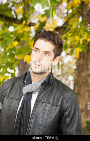 Giovane uomo attraente in natura, Germania Foto Stock