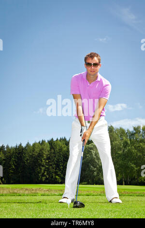 Giovane uomo giocando a golf, Germania Foto Stock