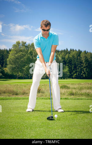 Giovane uomo giocando a golf, Germania Foto Stock