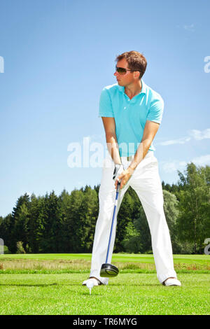 Giovane uomo giocando a golf, Germania Foto Stock