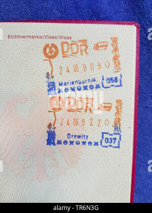 Stampos in un passaporto di un viaggio attraverso la RDT, entrata in Marienborn, uscita Drewitz, Germania Foto Stock