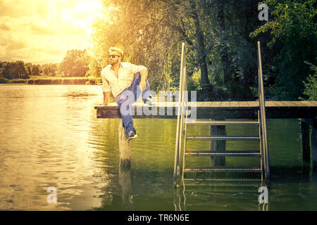 Attraente ione uomo vacanza al lago Starnberg, Germania, il Land della Baviera Foto Stock