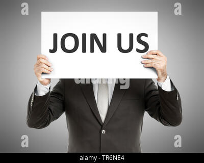 Imprenditore tenendo un cartello con la scritta Join us, Germania Foto Stock