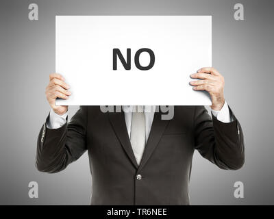 Imprenditore tenendo un cartello con la scritta NO, Germania Foto Stock