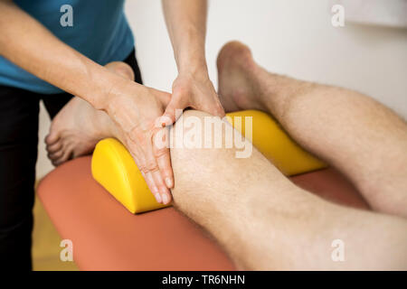 Giovane uomo a terapia fisio, Germania Foto Stock