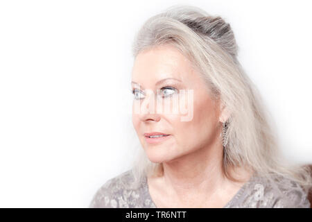 Senior femminile con capelli lunghi, ritratto, Germania Foto Stock