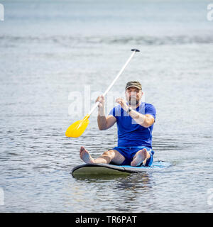 Uomo Barbuto sguazzare nell'oceano, Germania Foto Stock