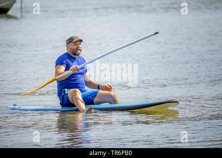 Uomo Barbuto sguazzare nell'oceano, Germania Foto Stock