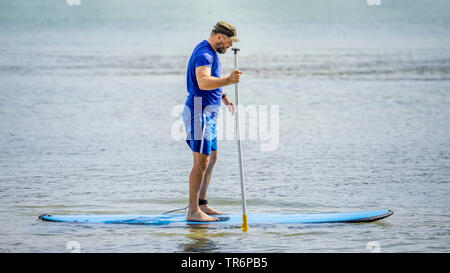 Uomo Barbuto sguazzare nell'oceano, Germania Foto Stock