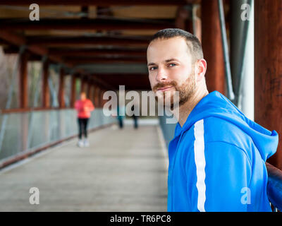Uomo bello fare sport precoce, Germania Foto Stock