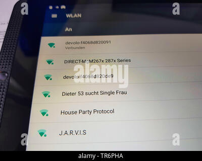Disponibili collegamenti Wifi su uno smartphone, Dieter 53 tale singolo Frau, Dieter 53 Guardando per la sola donna Foto Stock